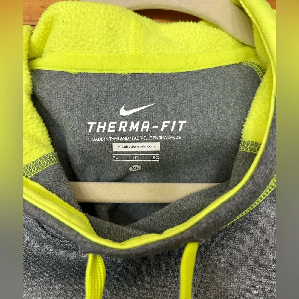 Woman’s Nike hoodie - Picture 3 of 3